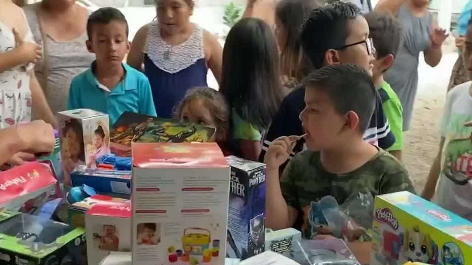 Organización Mechones de Esperanza realiza tatuajes gratis a cambio de juguetes para niños enfermos