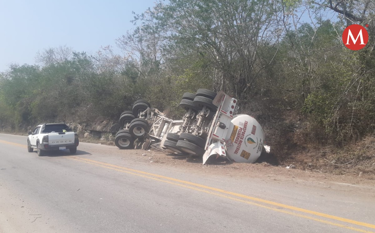 Vuelca pipa cargada de aditivo para gasolina; carretera Tampico-Tuxpan