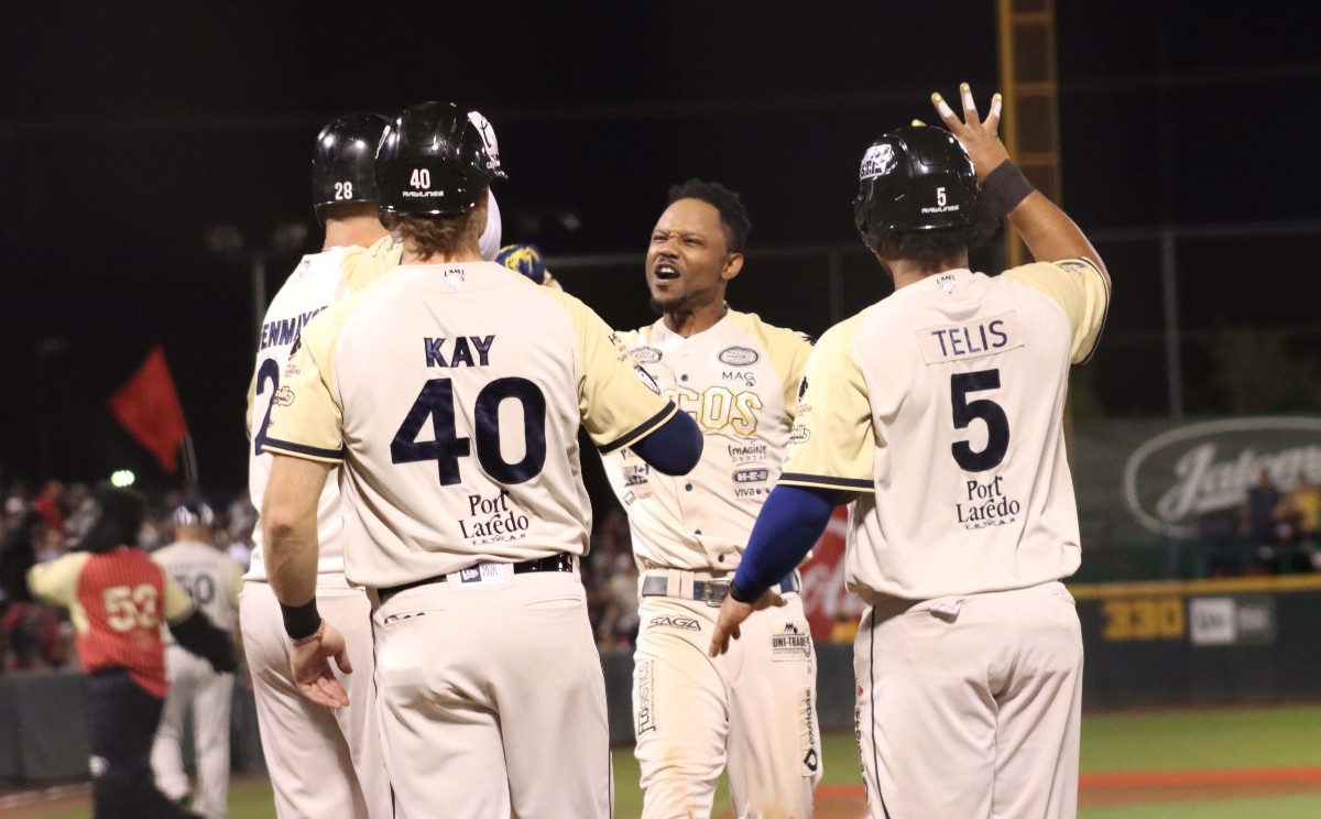 Alonzo Harris festeja junto con sus compañeros de Tecolotes su Grand Slam.