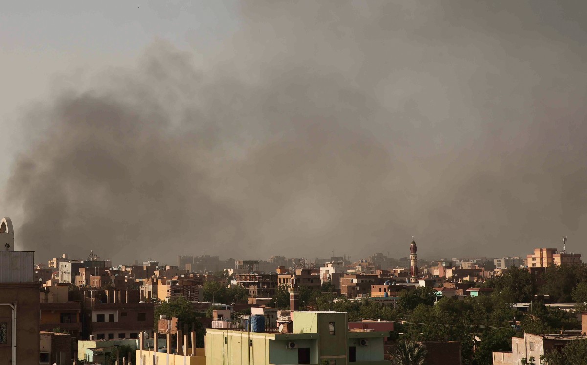 Columna de humo se eleva sobre Jartum, Sudán, mientras continúan los combates entre fuerzas leales a dos generales rivales. | AP