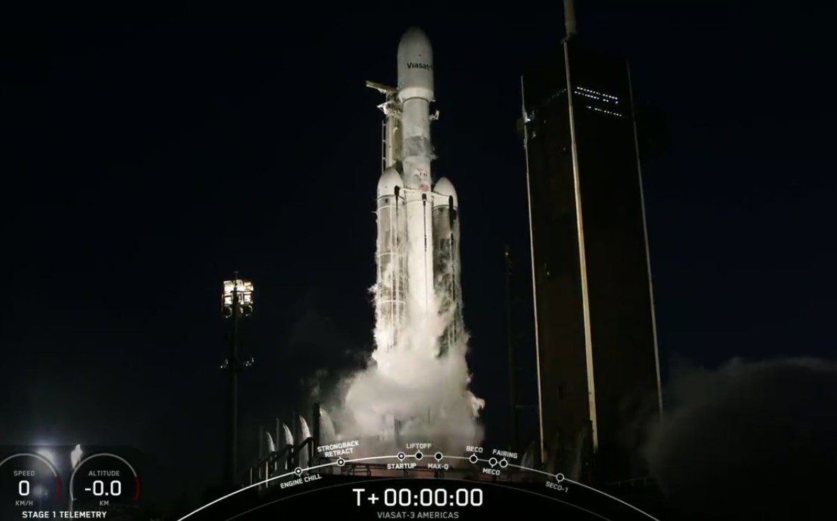 ¡La cuarta es la vencida! SpaceX lanza su súper cohete con el satélite Viasat 3.  | Captura