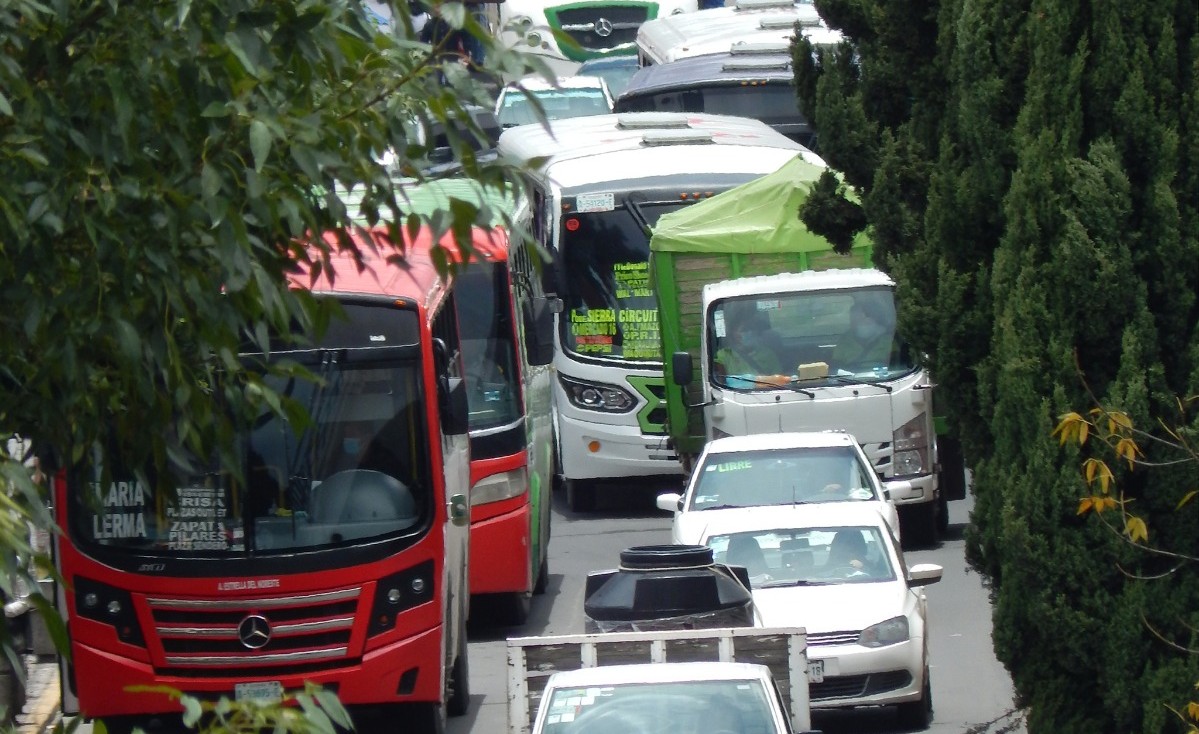En EdoMex, circulan autos con placas vencidas