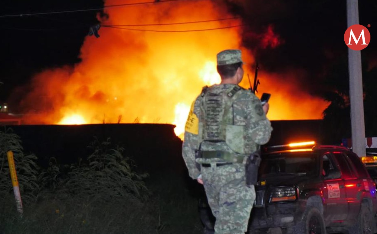 Fuego consume pipas con gasolina en carretera de Matamoros