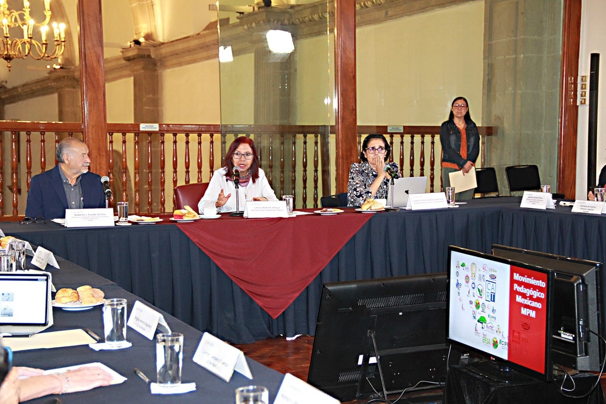 Leticia Ramírez Amaya, secretaria de la SEP, sostuvo una reunión con 18 redes y colectivos que trabajan por el derecho a la educación (Especial)