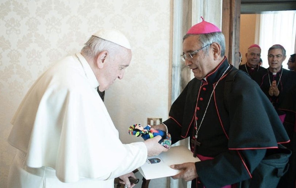 Obispo Fidencio López Plaza entregando muñeca Lele al Papa Francisco (Facebook/Diócesis de Querétaro)