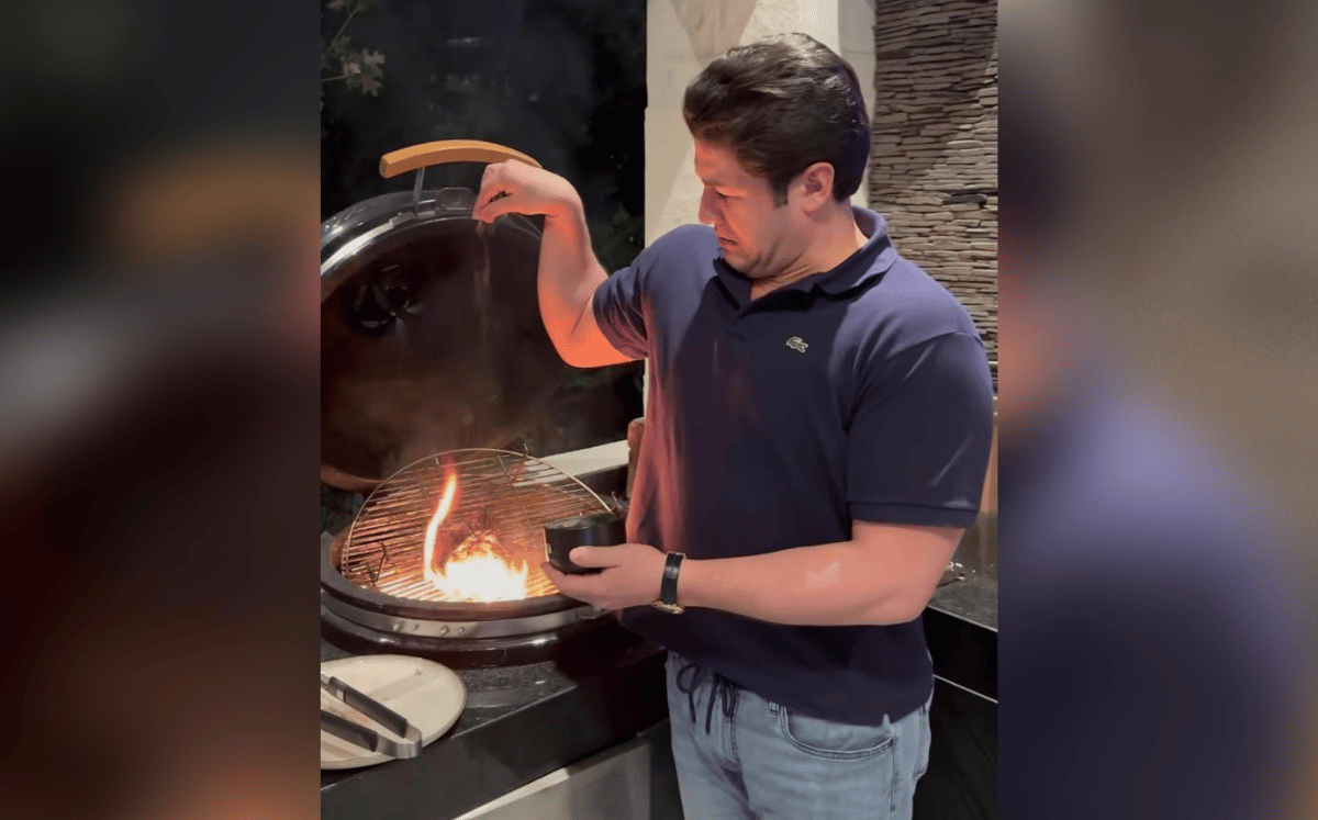 Samuel García cocinando como Salt Bae