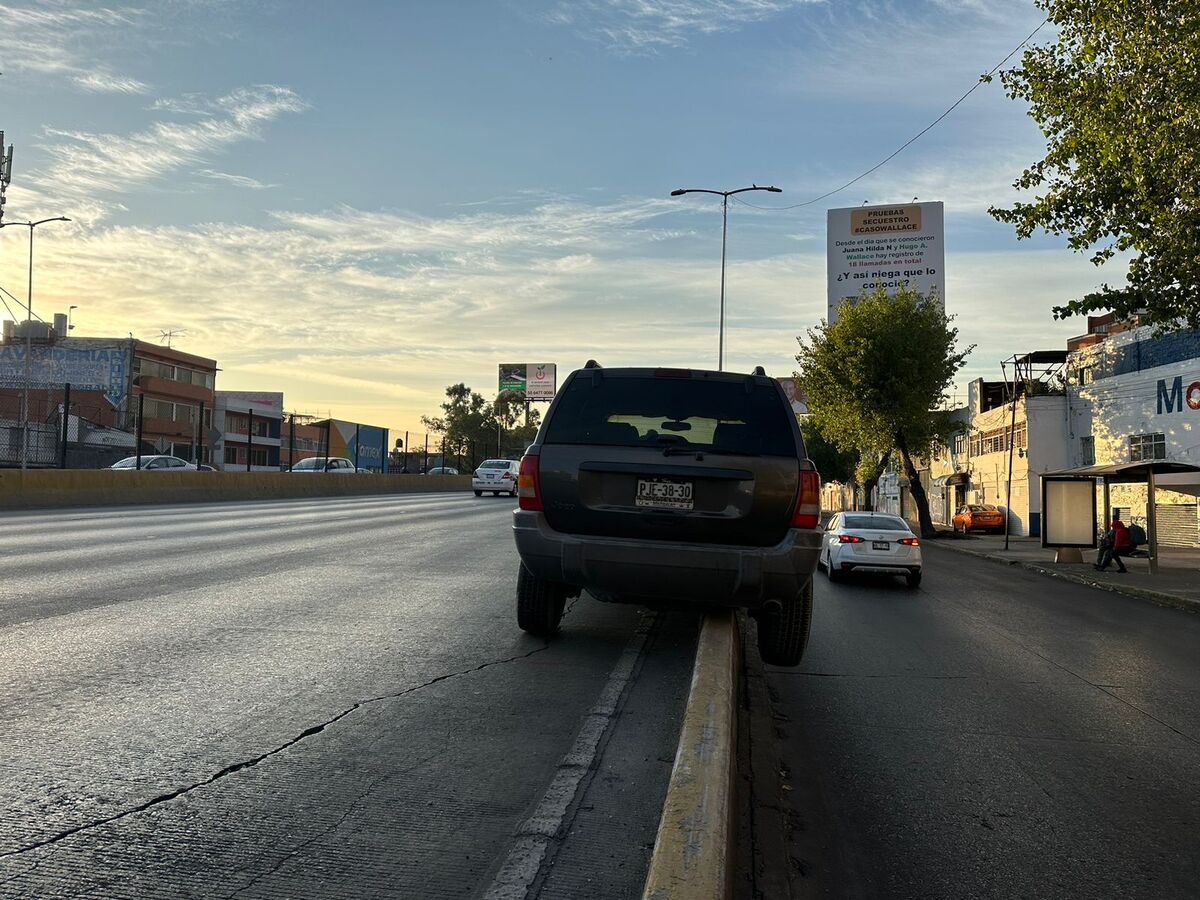 Automovilista se quedó dormido al volante y atoró su vehículo en incorporación a Circuito Interior (Especial)