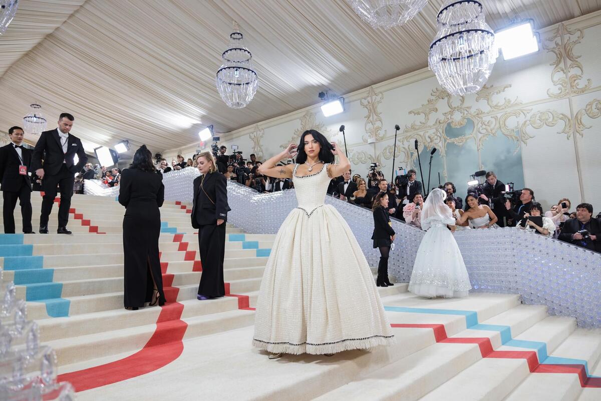 Met Gala 2023 Dua Lipa Luce Presume Vestido De De Karl Lagerfeld 