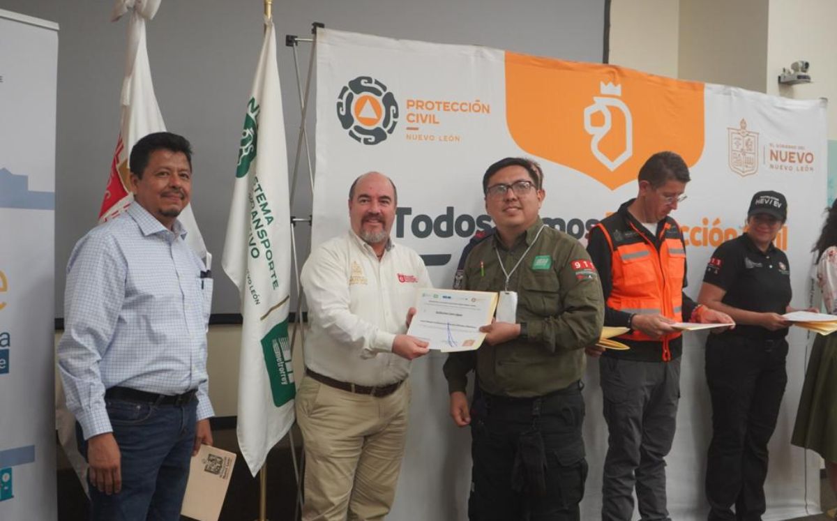 Los elementos fueron capacitados para sofocar y apagar incendios en autos eléctricos. Especial