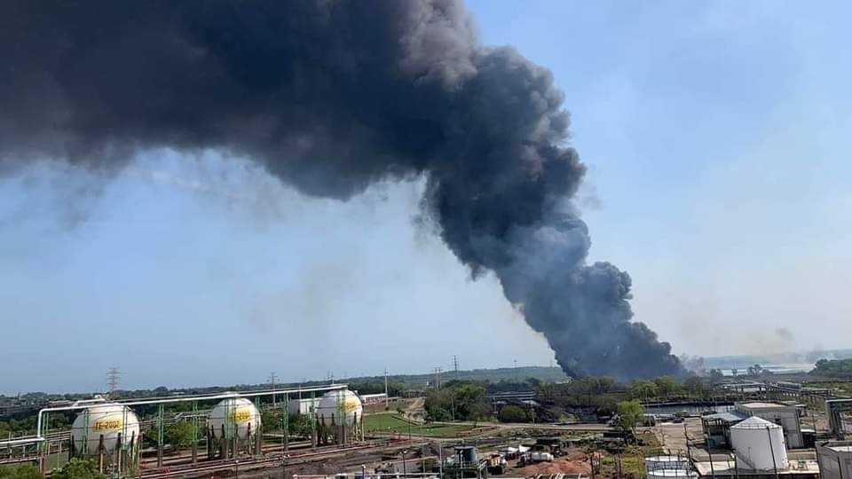Incendio a un costado de refinería de Minatitlán. (Especial)