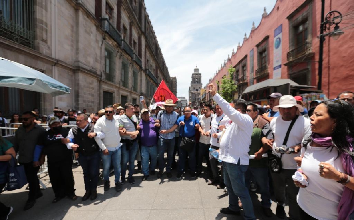 Los integrantes de la CNTE solicitaron entrar al encuentro con el Presidente. | Javier Ríos