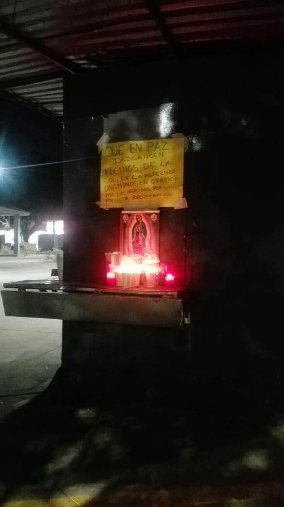 Se montó un altar donde ya hay veladoras y se pide por el descanso de los fallecidos. (Especial)