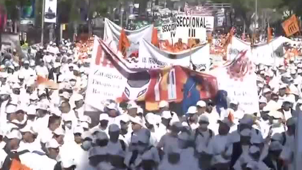 Sindicalizados del metro y bomberos se unen a marcha por el Día del Trabajo en CdMx