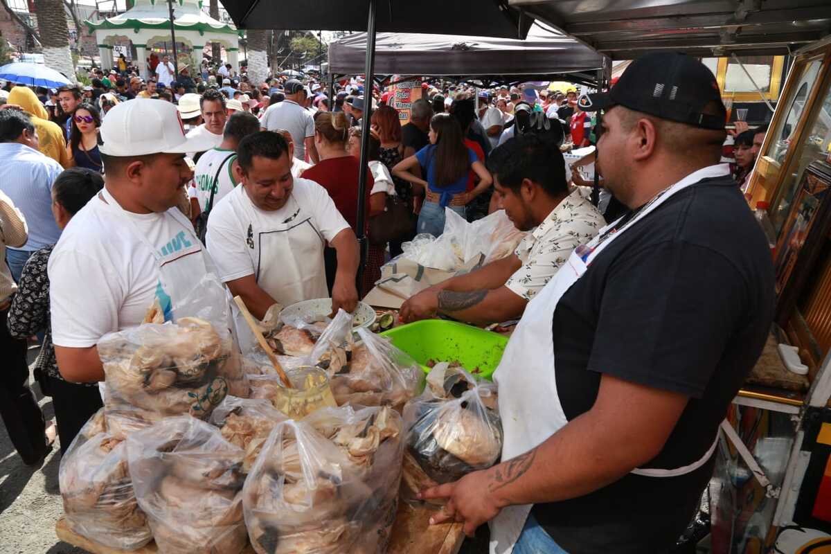 Torteros de Villa de Tezontepec regalaron diez mil tortas a los asistentes a la cabecera municipal (Jorge Sánchez)
