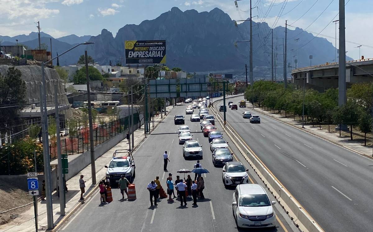 Vecinos se manifiestan en la avenida José Vasconcelos. | Especial