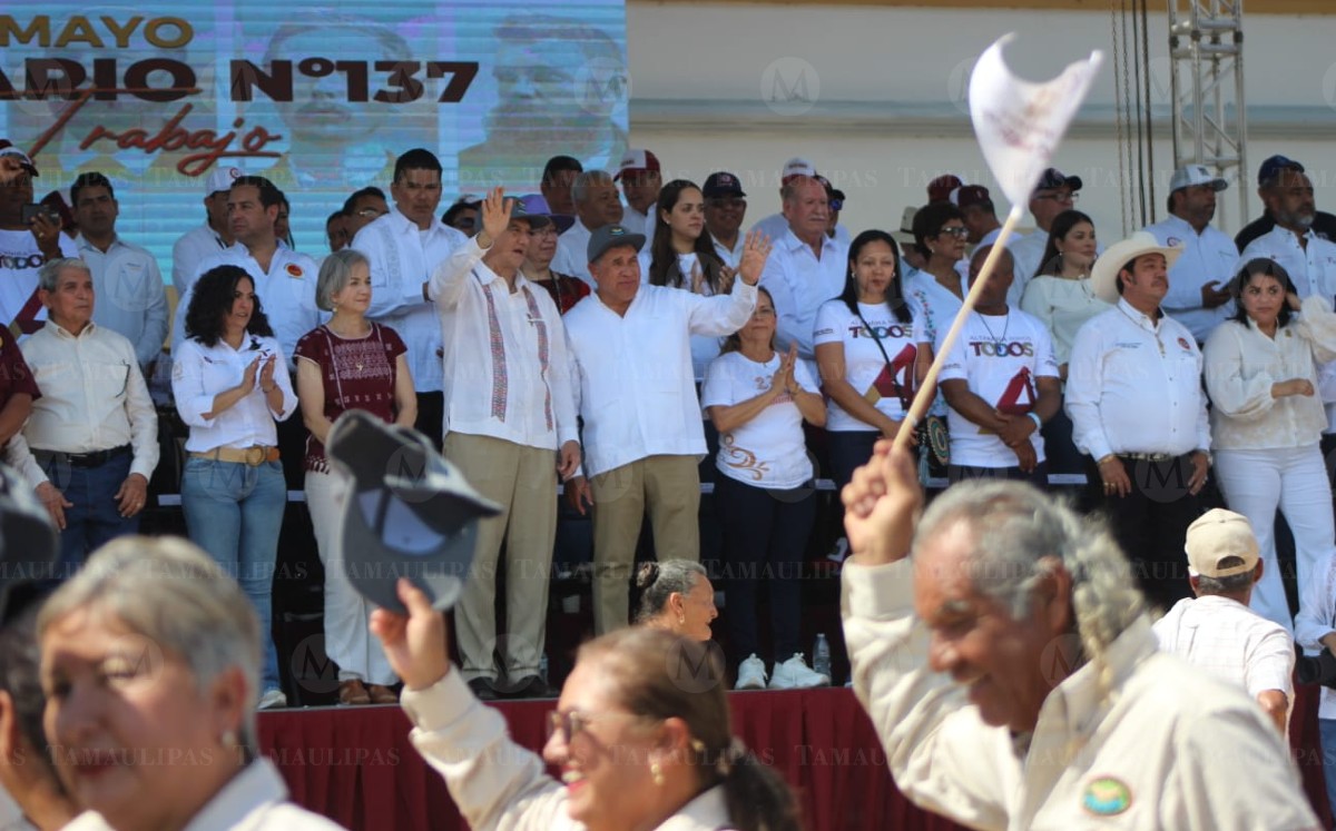 El gobernador de Tamaulipas Américo Villarreal encabezó el desfile en el municipio de Altamira. (Sergio Sánchez)