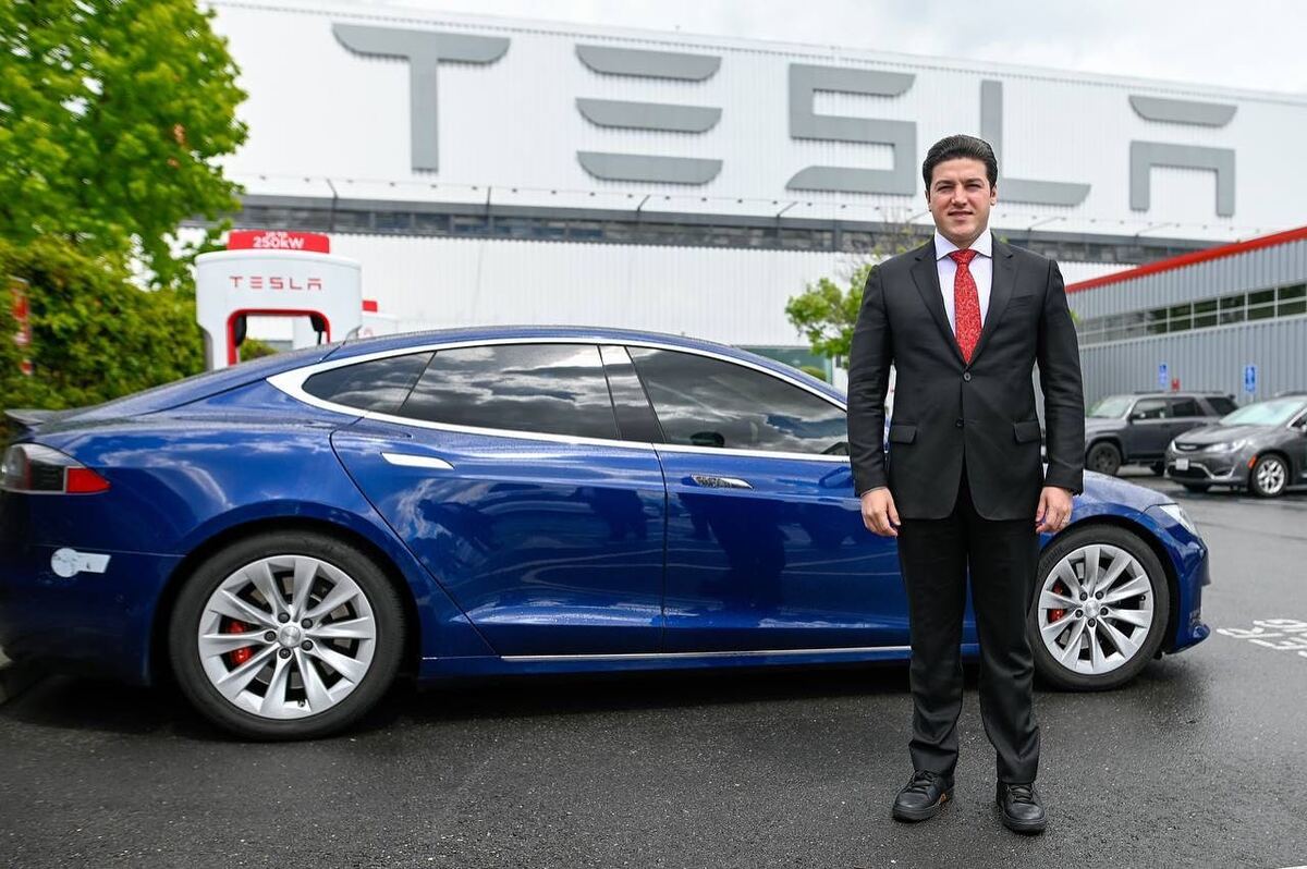 Samuel García da tour por Gigafactory de Fremont, California. Foto: Especial