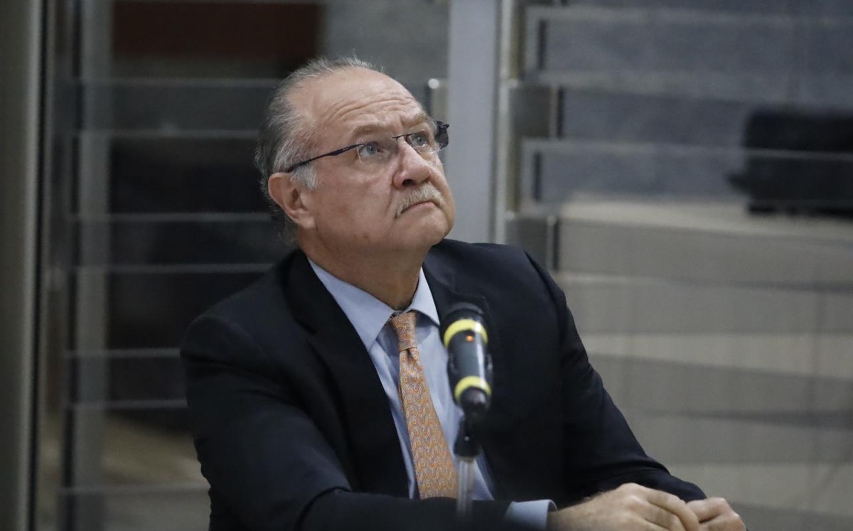 El secretario General de Gobierno, Javier Navarro Velasco, comparece en el lobby de Congreso | Jorge López