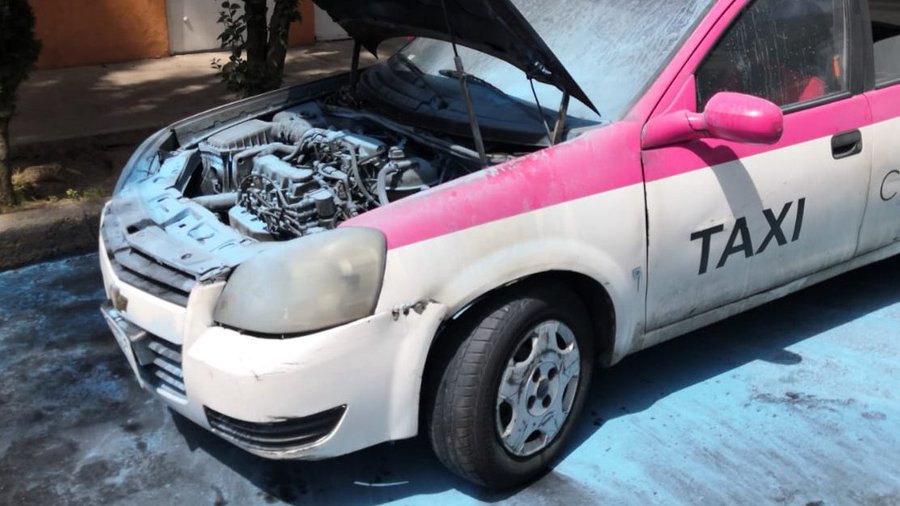 Taxi se incendia en CdMx.