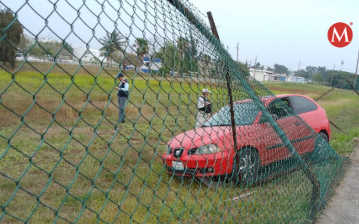 Auto derriba cerca y entra a terreno del aeropuerto de Tampico. (Jaime Maya)