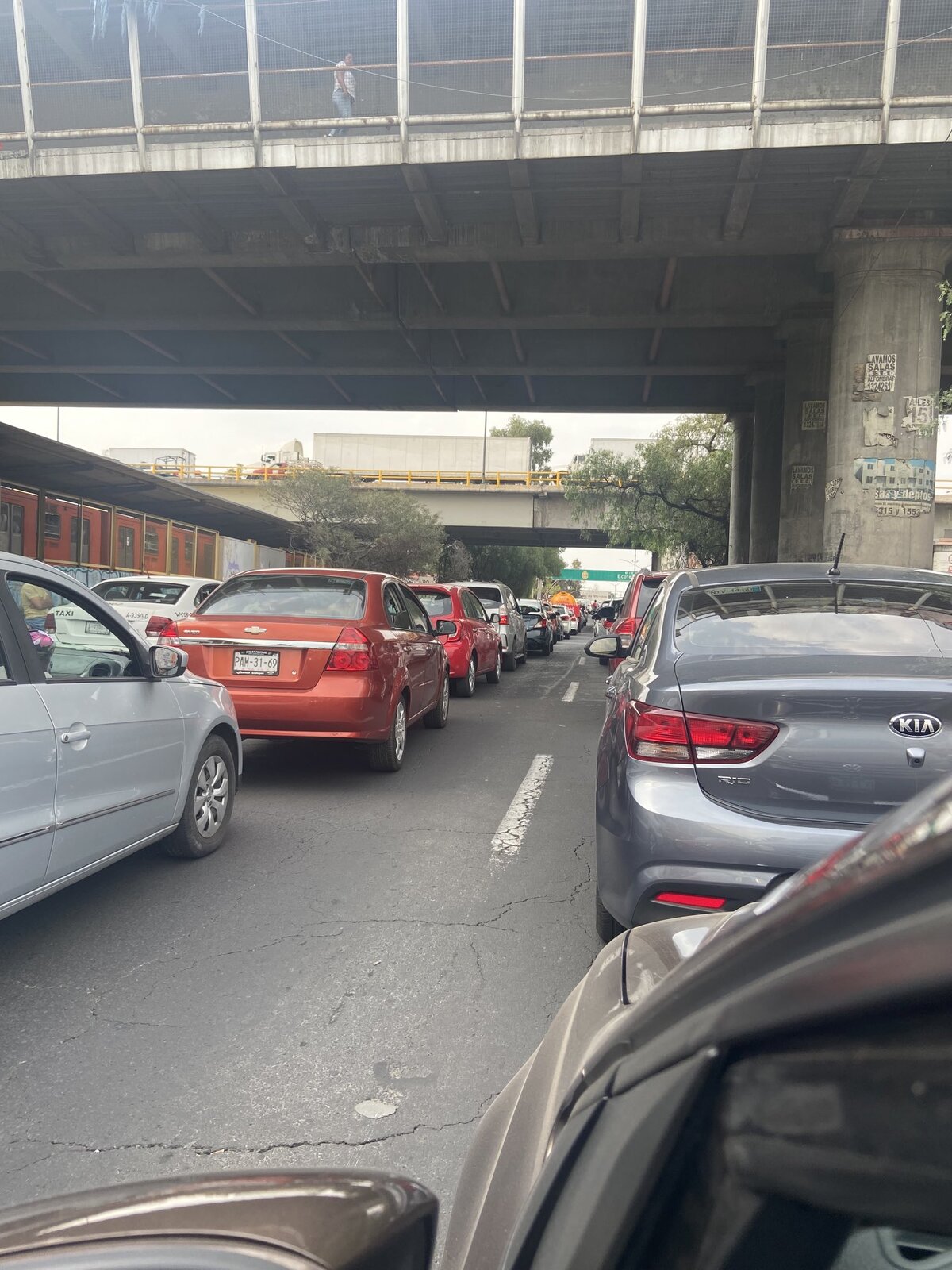 Automovilistas varados por Bloqueo.