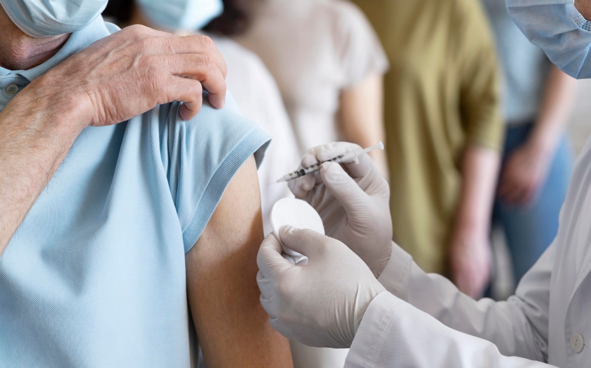 La FDA de Estados Unidos aprueba la primera vacuna contra el VRS para los mayores de 60 años | Freepik