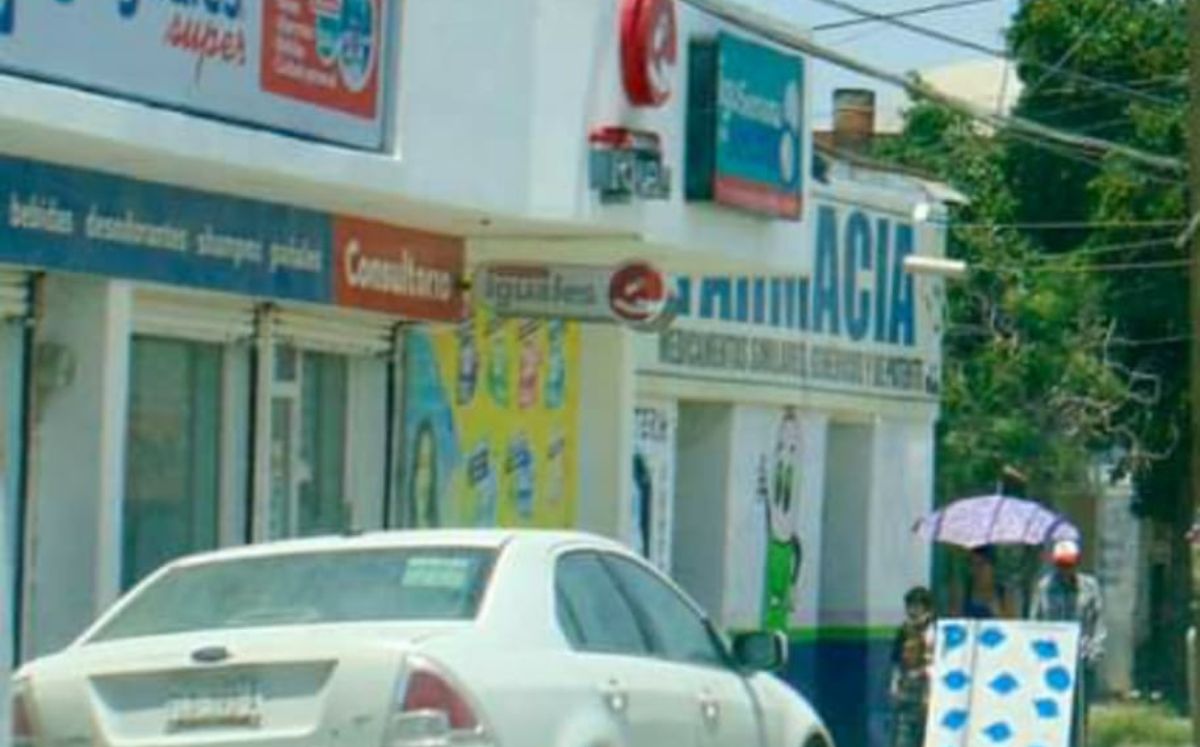 Hombre mayor muere mientras esperaraba turno para ser atendido en farmacia de Coahuila. | Especial
