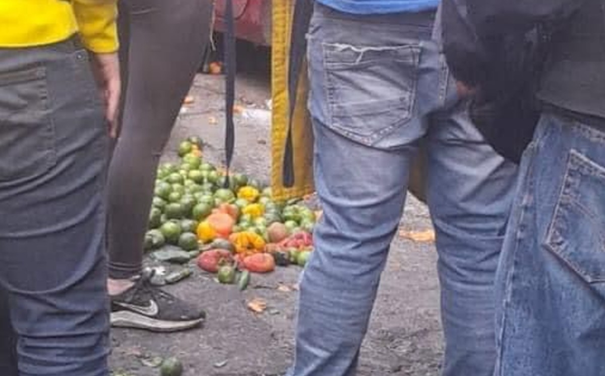 La fruta del puesto quedó en el suelo. (Especial)