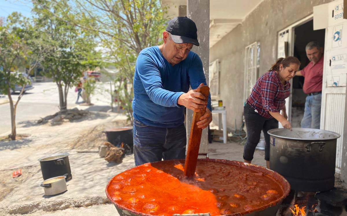 Manuel Morales conmemora día de la Santa Cruz con reliquia. (Eunice Muñoz)