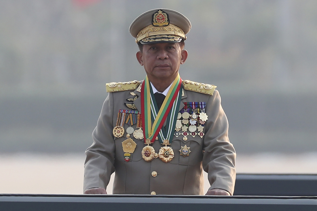 El general Min Aung Hlaing, jefe del consejo militar, inspecciona un desfile por el 78vo día de las Fuerzas Armada | AP