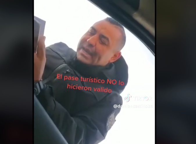 El supuesto policía se percató que era grabado y les dijo que serían llevados al MP. | TikTok damiancastillo35