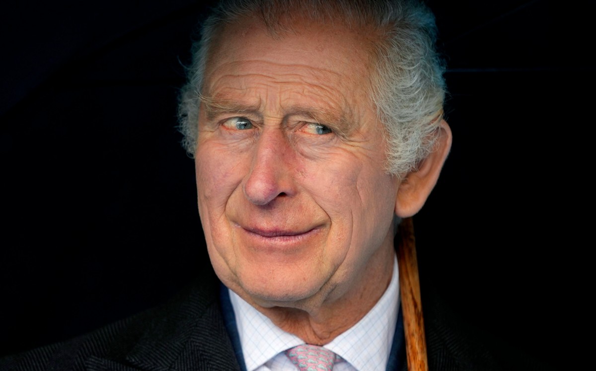 El rey Carlos III de Inglaterra sonríe durante un paseo en barco en Hamburgo, Alemania | AP