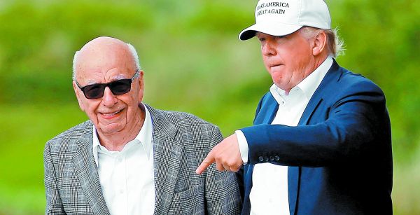 Rupert Murdoch, presidente de Fox News, con el ex mandatario Donald Trump. Carlo Allegri/Reuters
