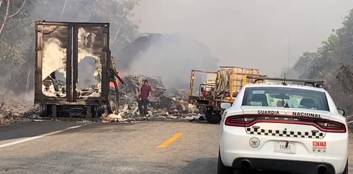 Los tráileres se incendiaron tras el choque. (Fluvio Cesar Martínez)