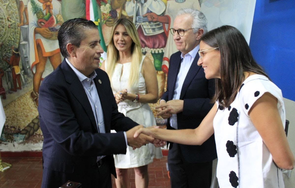 Alcalde Giovani Gutiérrez Aguilar con titulares de Casa de la Amistad para Niños con Cáncer (Especial)