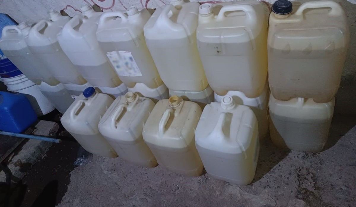 Bidones llenos de combustible extraído de manera ilegal, llamado 'huachicol'. (Especial)
