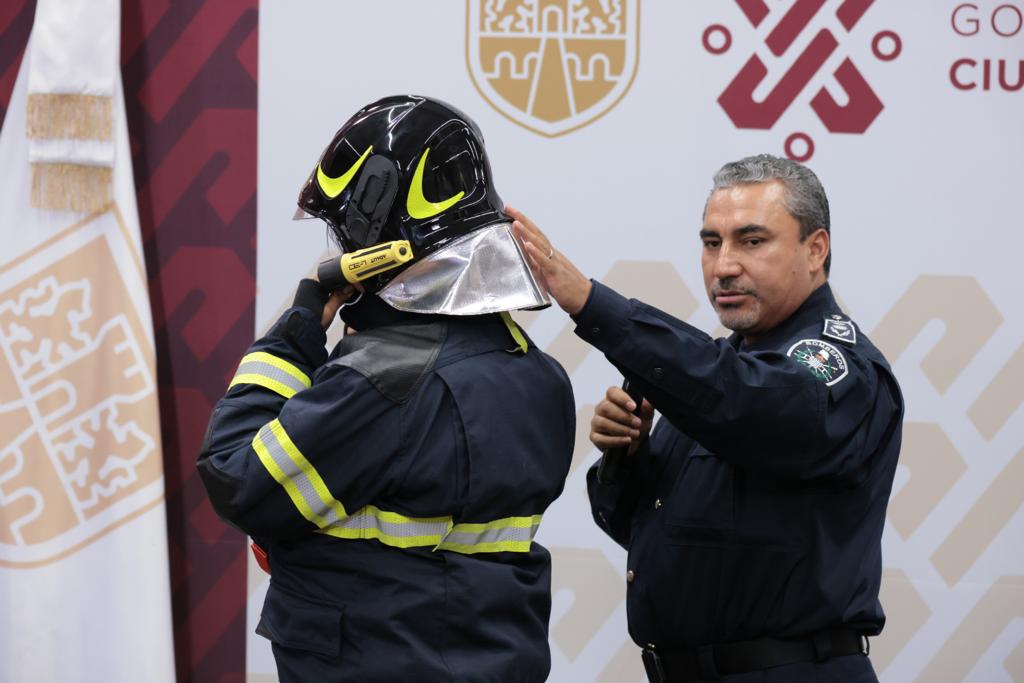 Bomberos reciben nuevo equipo.