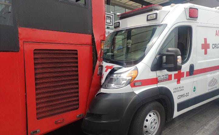Choca ambulancia con unidad de Metrobús CdMx.