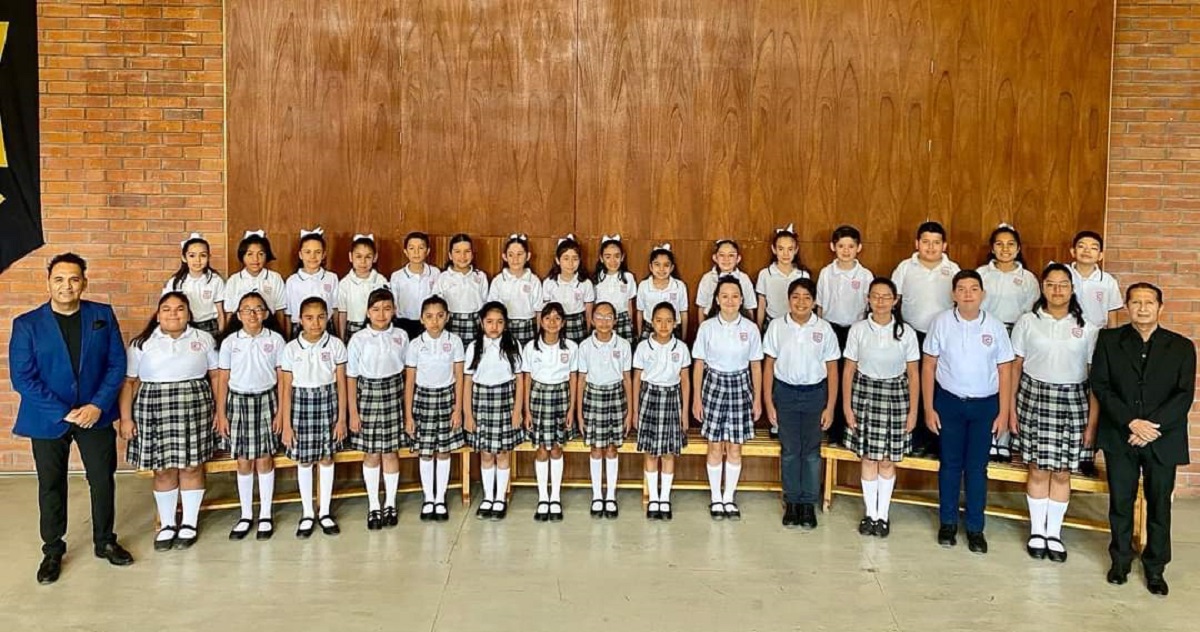 Coro participante en el Concurso Estatal de la Interpretación del Himno Coahuilense del Colegio Cervantes. (cortesía)