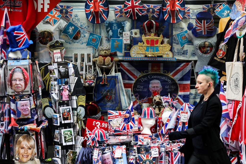El negocio de los souvenirs por la coronación. | AFP