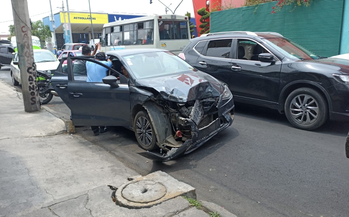 La fuga fue controlada, el chofer de la camioneta fue detenido, y las mujeres lesionadas atendidas. / Enrique Luna