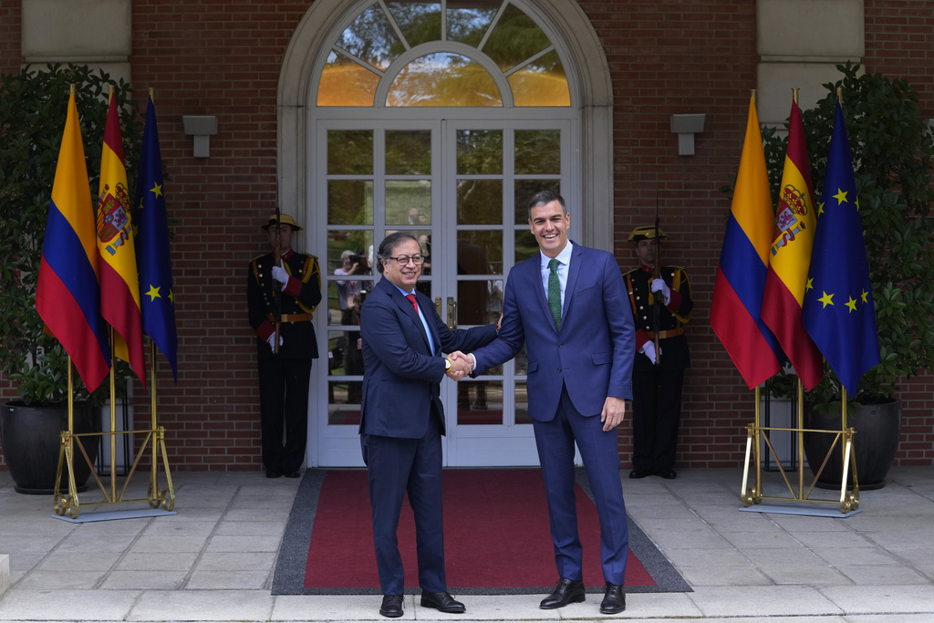 Gustavo Petro y Pedro Sánchez. | AP