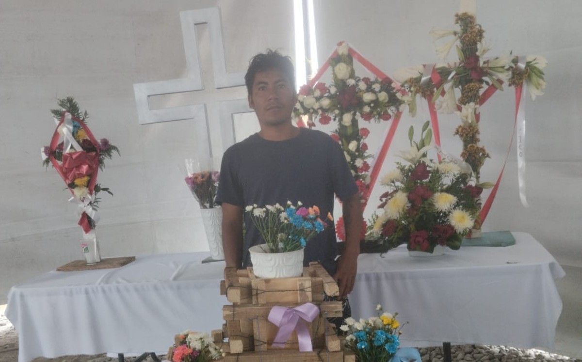 Irving Santiago, trabajador de la construcción festejando el día de la Santa Cruz | Brenda J. Cruz de