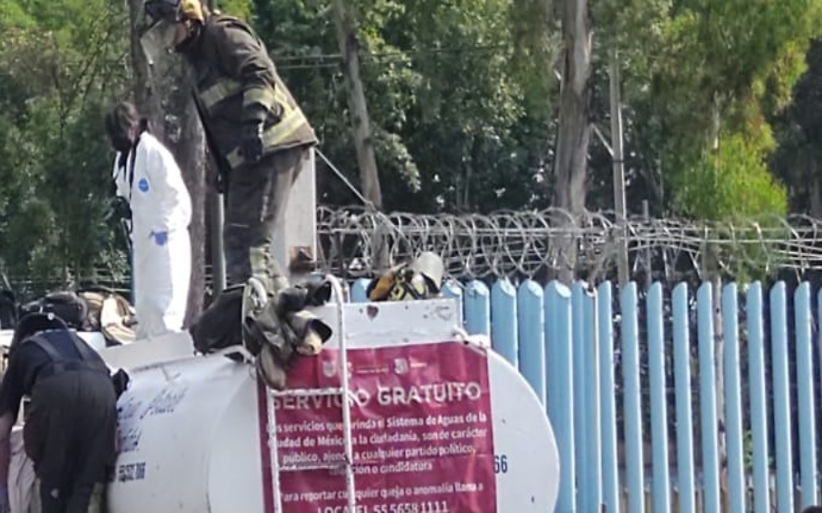 Cerca de las 9 de la mañana el cadáver fue recuperado e ingresado a la Unidad Móvil Forense de la fiscalía. / Carlos Tejeda