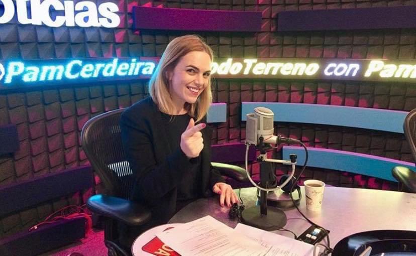 Pamela Cerdeira en cabina de radio (Twitter)