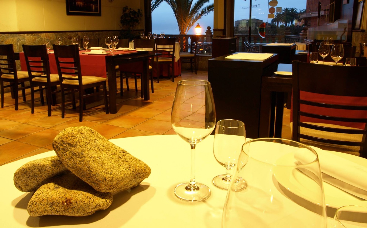 Restaurante obliga a niños menores de 12 años a no estar de pie durante la comida  | ESPECIAL