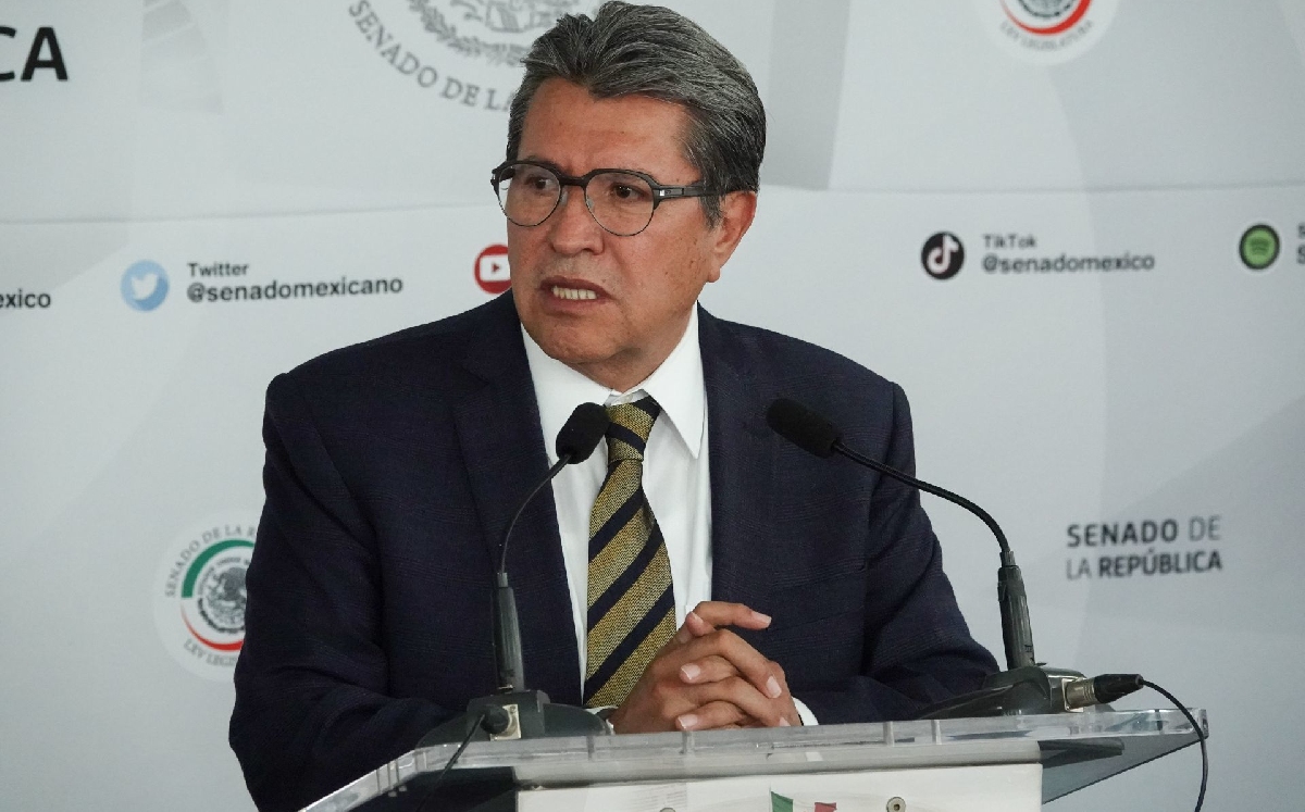 Ricardo Monreal durante una conferencia de prensa en el patio del Senado. | Cuartoscuro