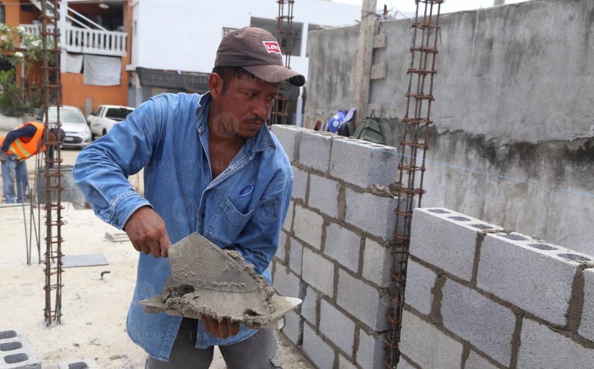 Trabajan durante el día del albañil en Tampico. (Yazmín Sánchez)