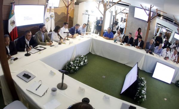 Los alcaldes y funcionarios de la Mesa de Colaboración Metropolitana se reunieron en el estadio BBVA. Jorge López