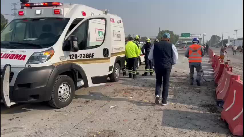 Autobús sufre volcadura tras choque en la México-Querétaro